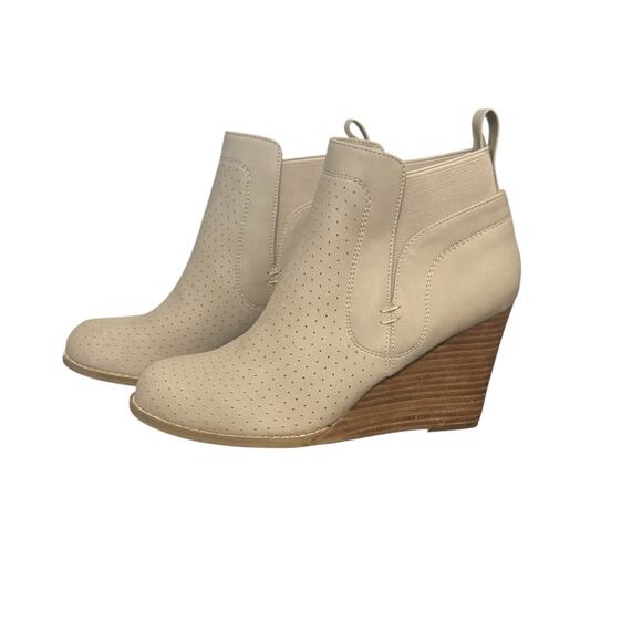 New! DV by Dolce Vita Gerdy Wedge Comfort Bootie in Beige - Size 7 - Picture 6 of 9